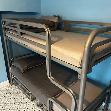 Erbnb Hostel *