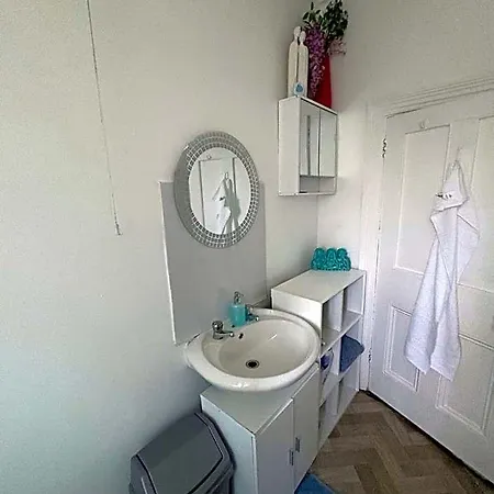 Erbnb Хостел *